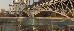 Строительство пешеходного моста через реку Москву от Якиманской набережной к Храму Христа Спасителя 